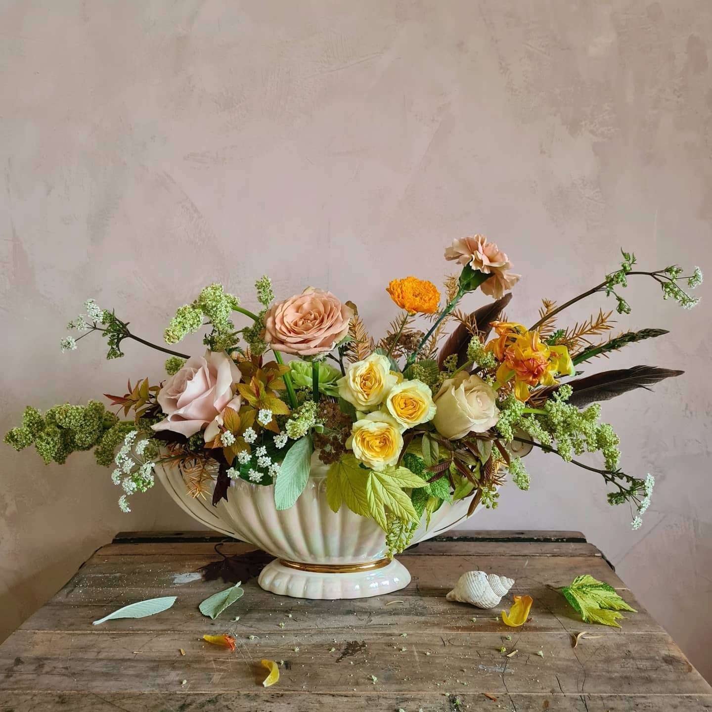 The result of yesterday's flower playing! 🥰
My rhubarb in the garden bolted because of the dry weather and produced these amazing green flowers. I knew I had to use them in something!
All the foliage for this was foraged - from my garden and the dog walk and there's some feathers in there too! The shell I somehow found in my garden as well - no idea how it got there 🤷♀️🐚
Also, see if you can spot the one lonely asparagus (the only one that popped up from my planting last year!)
So this was an ode to my garden in a way for #gardenday yesterday! The dried, the fresh, the past seasons and present and some beautiful roses to tie it all together 😊
#gardendayuk #floraldesigner #slowfloralstyle #florallove #florist #underthefloralspell #floraldesign #floralarrangement #thejoyofflowers #frommygarden #winchesterflorist #winchesterflowers #indiebusiness #heartbeeflowers #flowersoftheday #flowersofinstagram #winchesterindependents #independentflorist