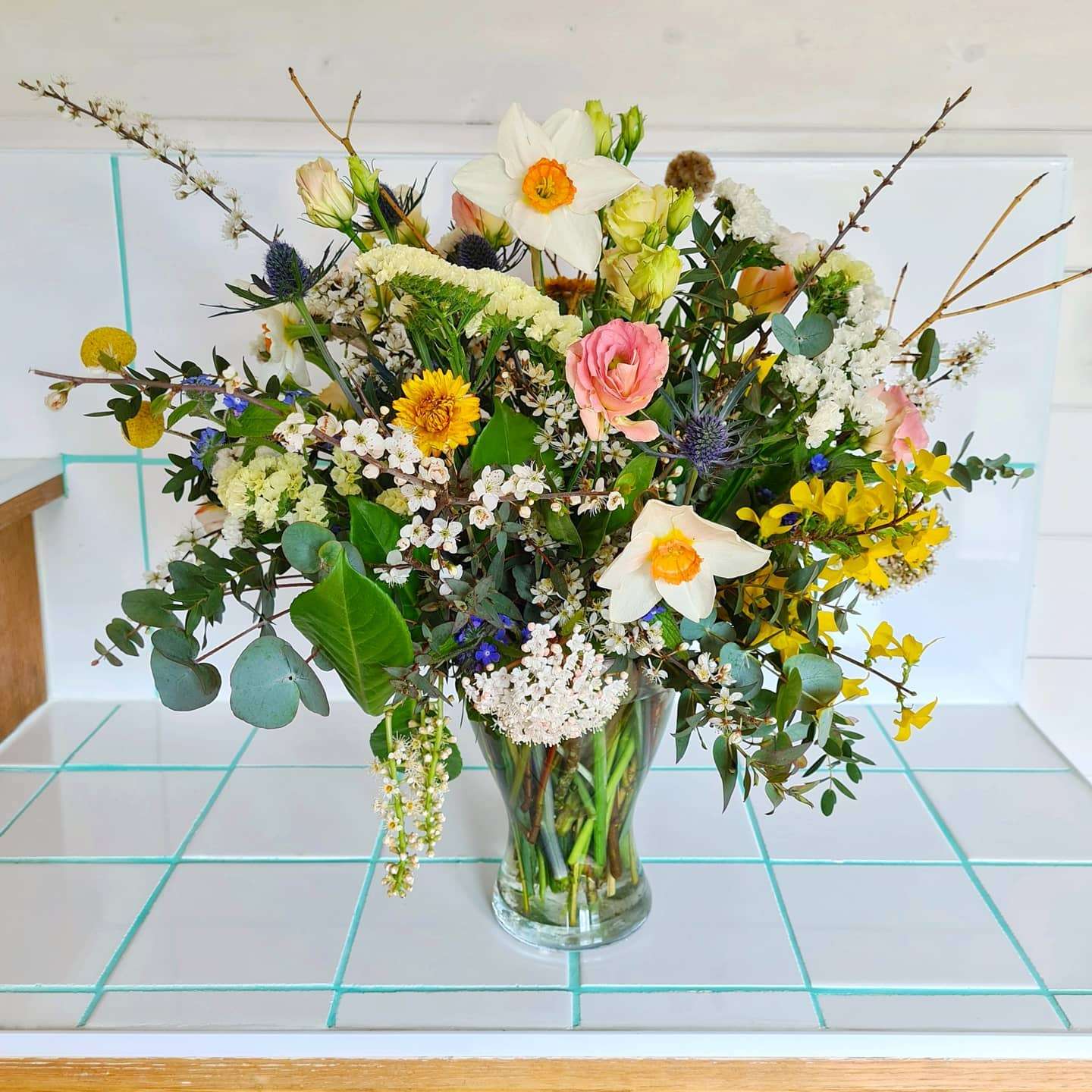 I've had the loveliest day of creating and hanging out with wonderful people!
I was so busy having fun with @thefarmerswife__ , @stemandgreen and @ht_creative_ , that I haven't had a chance to take any new pictures! 🙈
So here's a flashback to this large sympathy arrangement.
It's always tricky to know whether to go with whites and muted colours to show respect or a colourful arrangement to bring joy. Here the client and I decided to do a bit of both! 😊❤
#vasearrangement #flowersinavase #sympathyflowers #flowerstagram #flowersofinstagram #flowerlove #flowerart #flowermagic #flowersoftheday #localflowers #shopsmall #underthefloralspell #floraldesign #floralarrangement #floraldesigner #heartbeeflowers #flowersmakepeoplehappy #winchesterflorist #winchesterflowers
#independentflorist #independentshop