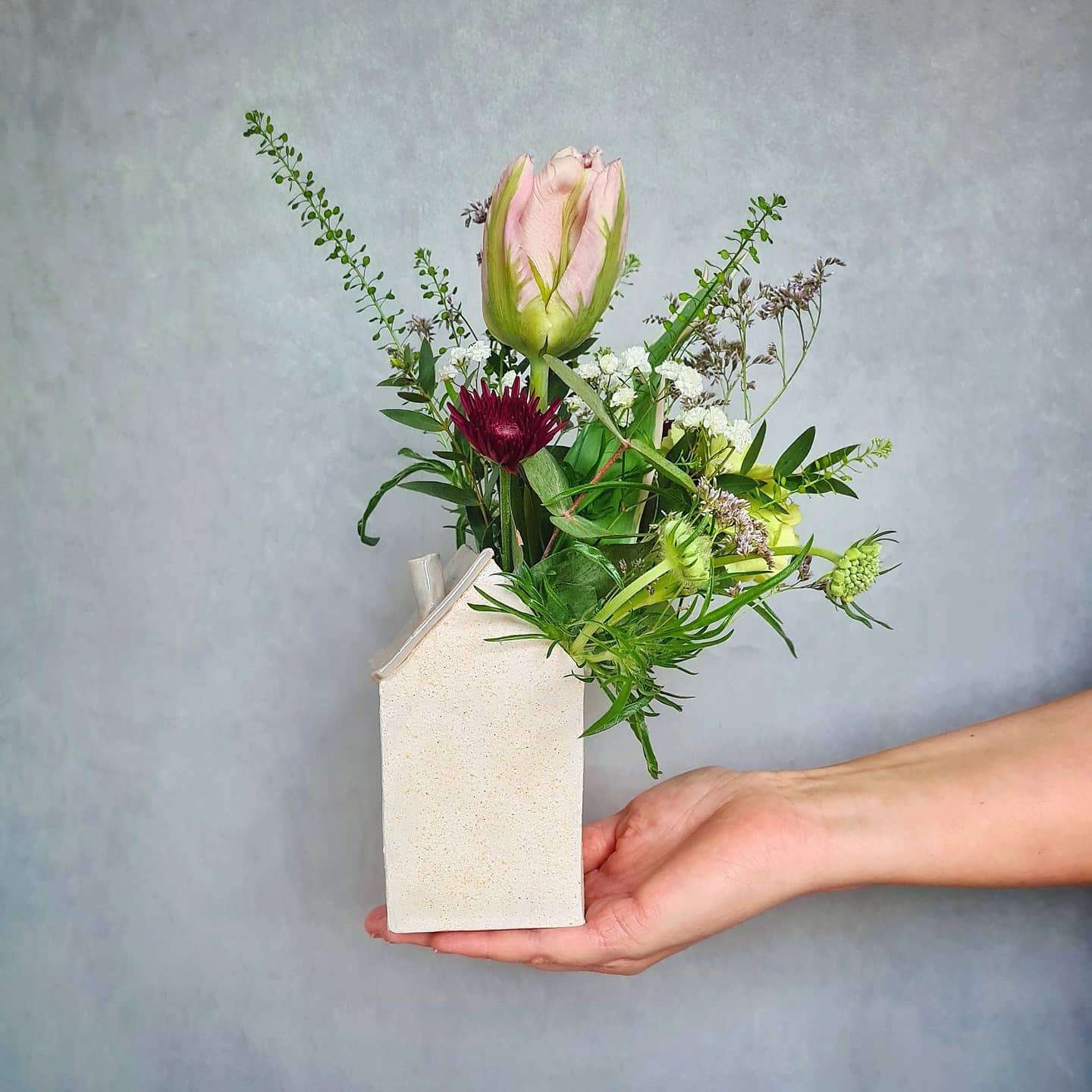 🎉BIG ANNOUNCEMENT!!🎉
These cuties from @magnificentmud are finally in the shop!!! 👏
These handmade little clay vases can be found in the vase section of my shop and come with either fresh or dried flowers. I could not love these sweet little houses more if I tried! 😍
Check out the link in my bio! You may or may not also find some other new bits and pieces in the gift section!! 🙊👀
#newproduct #new #newintheshop #vasearrangement #clayvase #madewithlove #handmade #localartist #local #floraldesigner #florist #driedflowers #wildflowers #seasonalflowers #floraldesign #independentflorist #indieflorist #winchesterindependents #heartbeeflowers #winchesterflorist #winchesterflowers