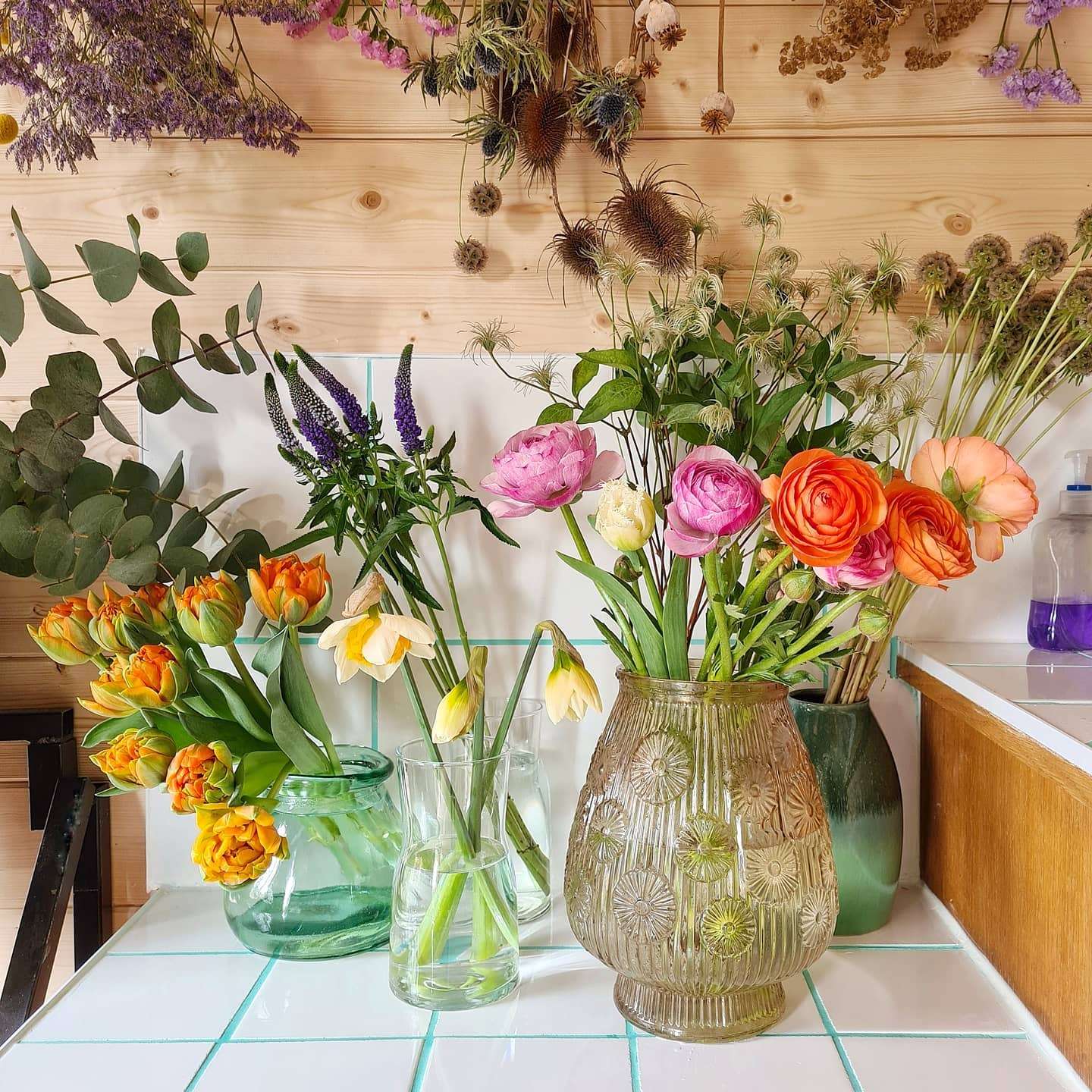 There's something so peaceful about flowers in a vase.
With the crystal clear water twinkling in the light and their petals unfolding softly ❤
I hope you all have a peaceful Sunday too! 😊
#inthestudio #flowers #flowervases #intheshop #flowerstagram #flowersofinstagram #flowerlove #flowerphotography #happyflowers #flowersmakemehappy #flowerlover #flowermagic #flowersoftheday #localflowers #shopsmall #underthefloralspell #floraldesigner #florallove #winchesterflorist #winchesterflowers #heartbeeflowers
#independentflorist #independentshop