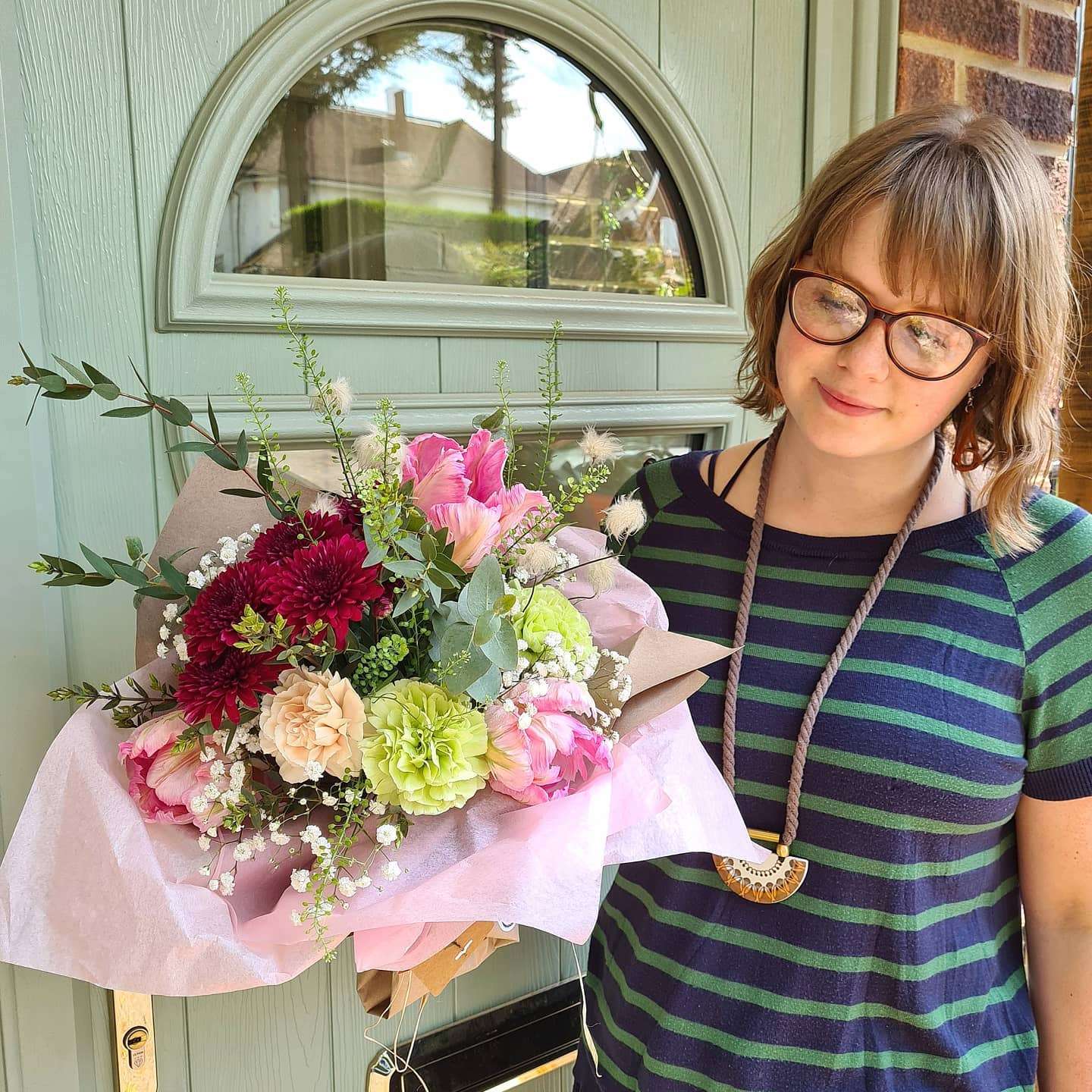 It's miserable weather today- absolutely tipping it down! So I thought I'd share this little ray of pink sunshine! 🌞
This was a medium sized birthday bouquet that went out on Saturday!
#flowerbouquet #pinkflowers #parrottulips #flowerstagram #flowersofinstagram #flowersoftheday #localflowers #shopsmall #underthefloralspell #floraldesign #floraldesigner #slowfloralstyle #florallove #flowersmakepeoplehappy #winchesterflorist #heartbeeflowers #winchesterflowers
#independentflorist #independentshop